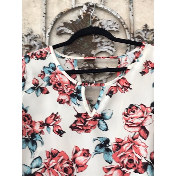 Peppermint floral top with 3/4 sleeves! - Picture 5 of 8